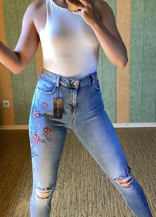 Крутые джинсы с вышивкой new look7 фото