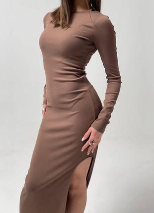 Женское платье длины миди с эффектным вырезом на ноге1 фото