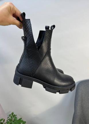 Черные кожаные ботинки много цветов на выбор