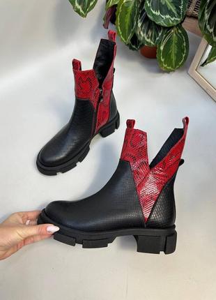 Ботинки из натуральной кожи черные и красной с тиснением1 фото