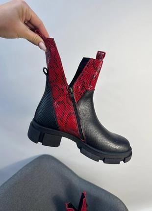 Ботинки из натуральной кожи черные и красной с тиснением3 фото