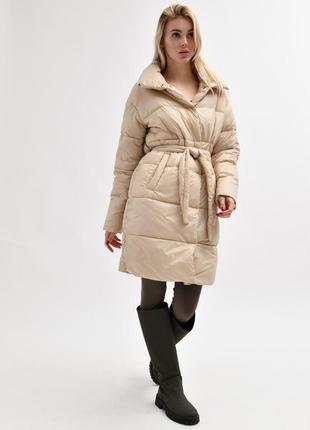 Бежевая демисезонная женская удлиненная куртка с поясом2 фото