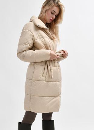 Бежевая демисезонная женская удлиненная куртка с поясом4 фото