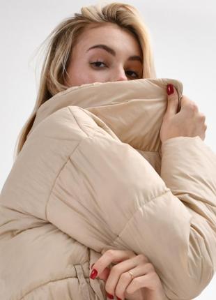 Бежевая демисезонная женская удлиненная куртка с поясом5 фото