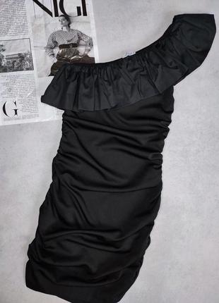 Чорна облягаюча міні сукня на одне плече
