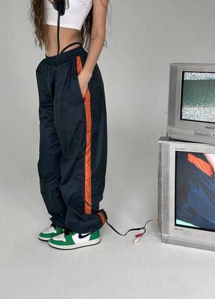 Стильные брюки из плащовки, трендовые широкие черные брюки с оранжевыми лампасами2 фото