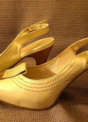 Классические кожаные туфли.