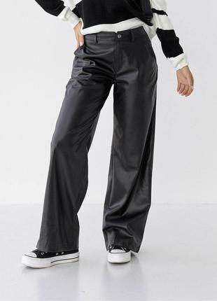 Женские весенние брюки свободного кроя из матовой эко-кожи размеры 42-56