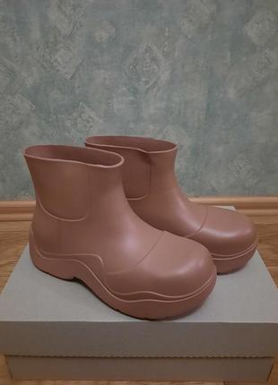 Бежевые, свет коричневые резиновые резиновые сапоги ботинки сапоги челси как от bottega vneta2 фото