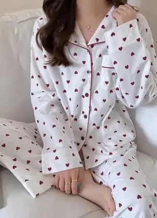 Пижама в костюмном стиле рубашка брюки в сердцах сердечках