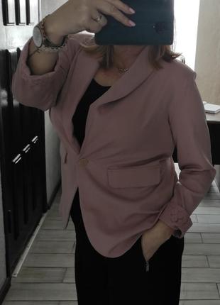 Стильный пиджак пудрового цвета от бренда shein