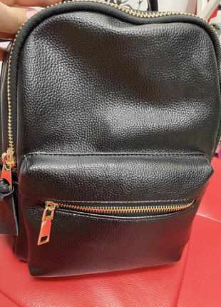 Жіночий рюкзак з м'якої шкіри з золотистою фурнітурою4 фото