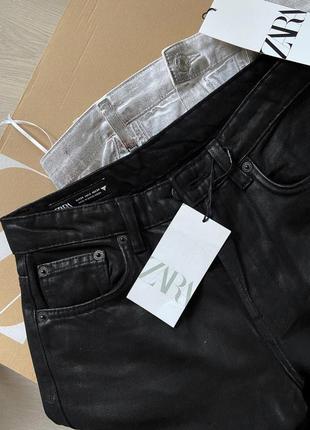 Стильные трендовые джинсы с покрытием от zara новые