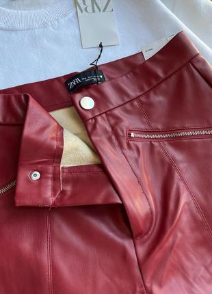 Бордовые вишневые кожаные брюки с замочками3 фото