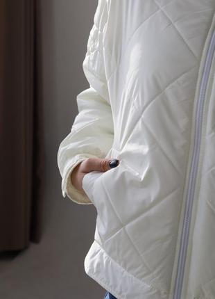 Жіноча куртка на блискавці та кнопках (молочний)
