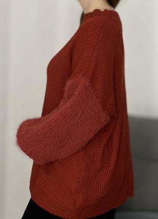 Терракотовый удлиненный свитер с пушистыми рукавами no4649 фото