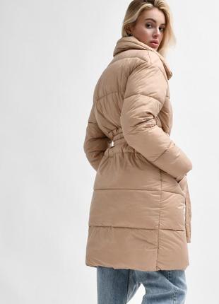 Бежевая брендовая демисезонная женская удлиненная куртка с поясом