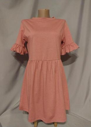Короткое трикотажное платье туника пудрового цвета1 фото