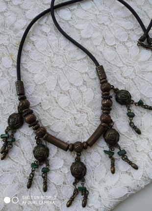 Колье или ожерелье в бронге с камушками из малахита на каучуковом шнуре