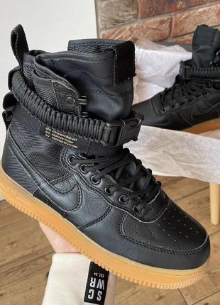 Высокие кроссовки со стропой и защелкой сверху nike air force 1 sf special field чорно оранжевые6 фото