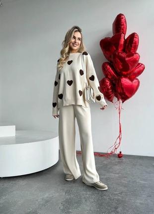 Теплий жіночий костюм джемпер з сердечками і трендові брюки палаццо1 фото