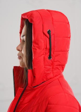 Яркая красная качественная демисезонная женская куртка р 443 фото