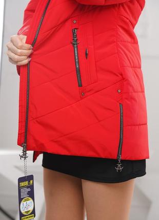 Яркая красная качественная демисезонная женская куртка р 444 фото
