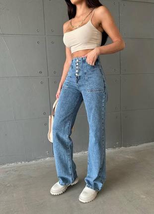 Трендовая модель джинс на пуговицах как в mango