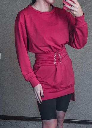 Красная туника с поясом, спереди короче