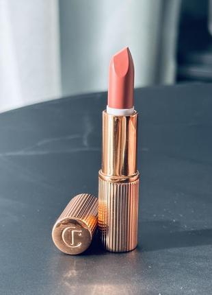 Charlotte tilbury matte revolution lipstick помада в оттенке super model