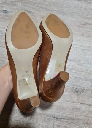 Коричневі шкіряні туфлі на каблуках minelli5 фото