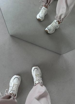 Білі кросівки під бренд трендові стильні спортивні на кожен день жіночі беж сірий чорний10 фото