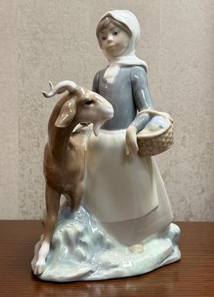 Фарфоровая статуэтка lladro «девушка с козой».