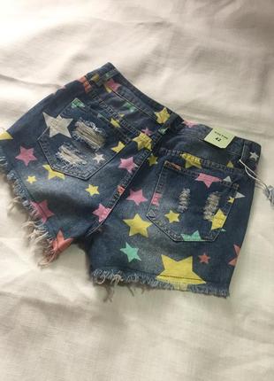 Короткие джинсовые шорты яркие звёзды, потертости, рваные4 фото