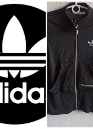 Куртка короткая, плотная, широкие манжеты на рукавах и поясе. металлические кнопки.