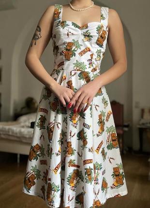 Чарівна сукня у фасоні 50-х років із гавайським принтом від banned