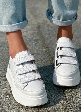 Кросівки жіночі на липучках білого кольору5 фото