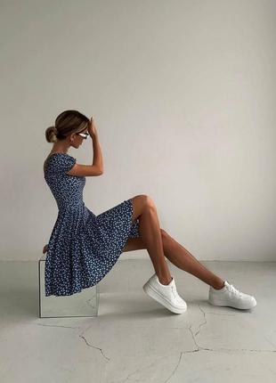 Платье короткое с цветочным принтом свободного кроя с вырезом качественная стильная трендовая голубая синяя5 фото