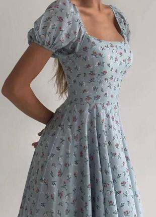 Платье короткое с цветочным принтом свободного кроя с вырезом качественная стильная трендовая голубая синяя2 фото