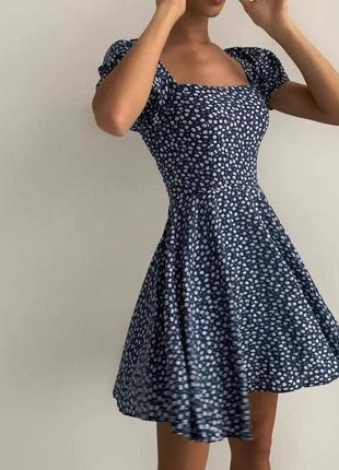 Платье короткое с цветочным принтом свободного кроя с вырезом качественная стильная трендовая голубая синяя4 фото