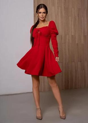 Червоне призбиране плаття з рюшами