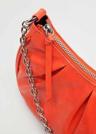 Стильна помаранчева сумка з ланцюжком крос боді mango оранжевая сумка кросс боди с цепочкой3 фото