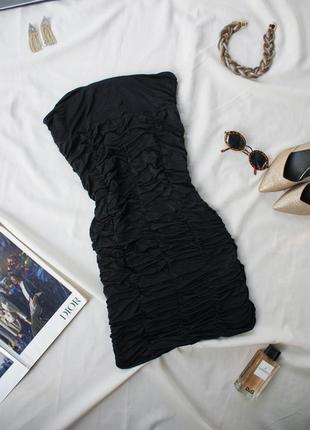 Базовое коктельное клубное платье бандо открытые плечи черная с драпировкой4 фото