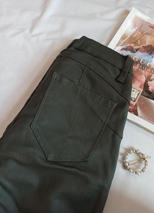Зелёные джинсы с напылением под кожу3 фото