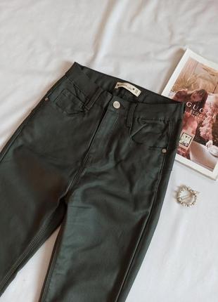 Зелёные джинсы с напылением под кожу2 фото