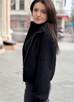 Женская мягкая демисезонная куртка тедди на молнии с карманами4 фото