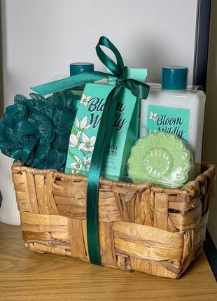 Подарунковий набір для ванни та душу у плетеному кошику bloom wildly white jasmine