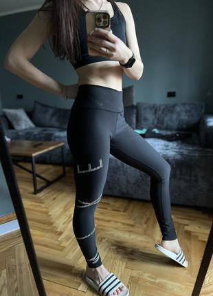Черные спортивные лосины nike с лого на ножке