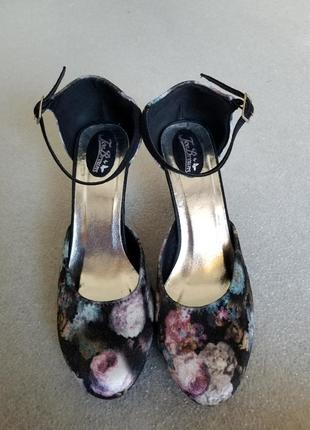 Нежны босоножки на каблуке туфли в цветочный принт