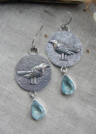 Стильні довгі круглі сережки з птахами сріблясті кульчики з воронами колір срібло блакитний3 фото